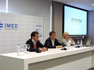 Representantes de IMED y DKV explican los detalles de la exposición
